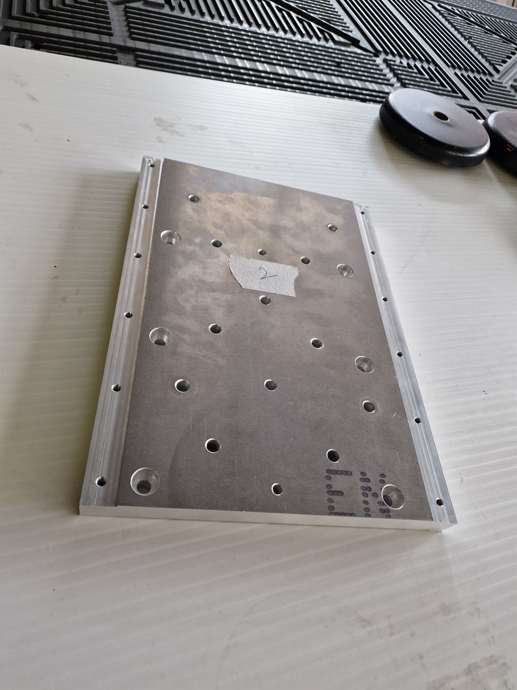 20 mm solid aluminium plate machined on a VERSO VSR: pockets, drilling, tapping and cutting