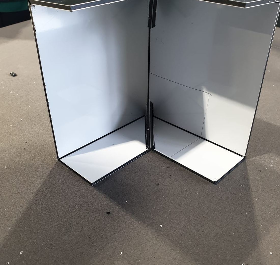 Angle en aluminium composite plié après rainurage en V sur machine VERSO CNC
