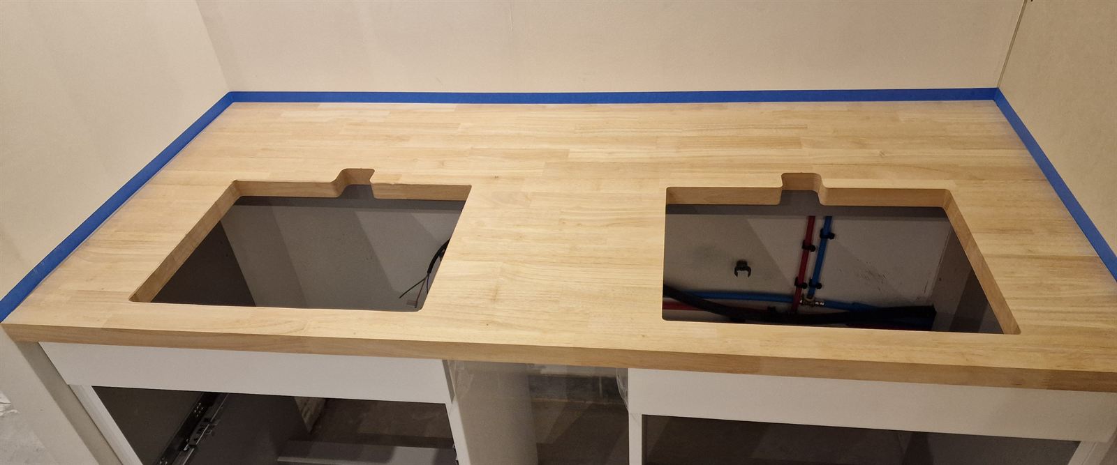 32 mm solid rubberwood vanity top cut on a VERSO VSR, with two basin cut-outs