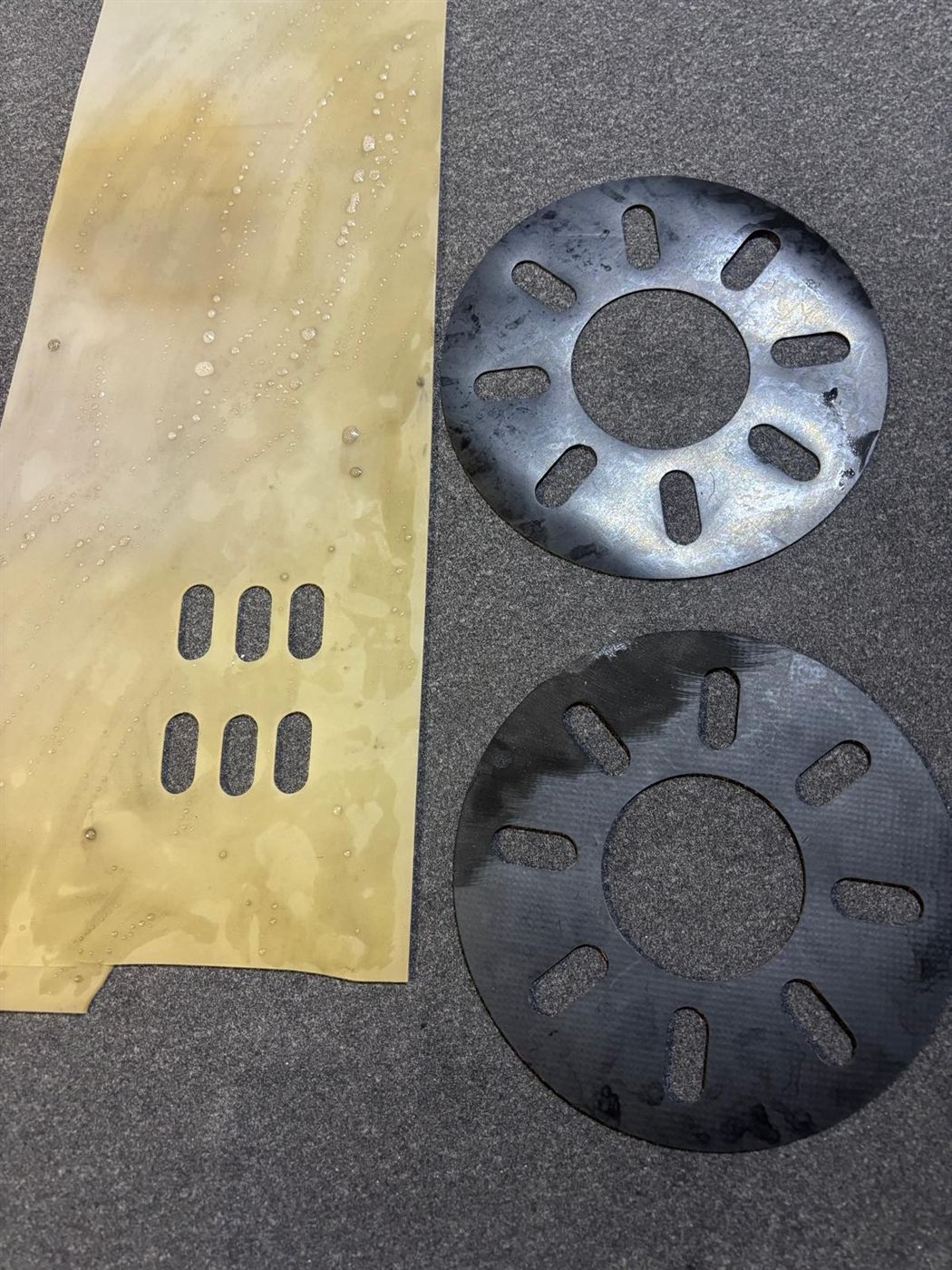 Technical rubber gaskets cut with a tangential knife on a VERSO VSR