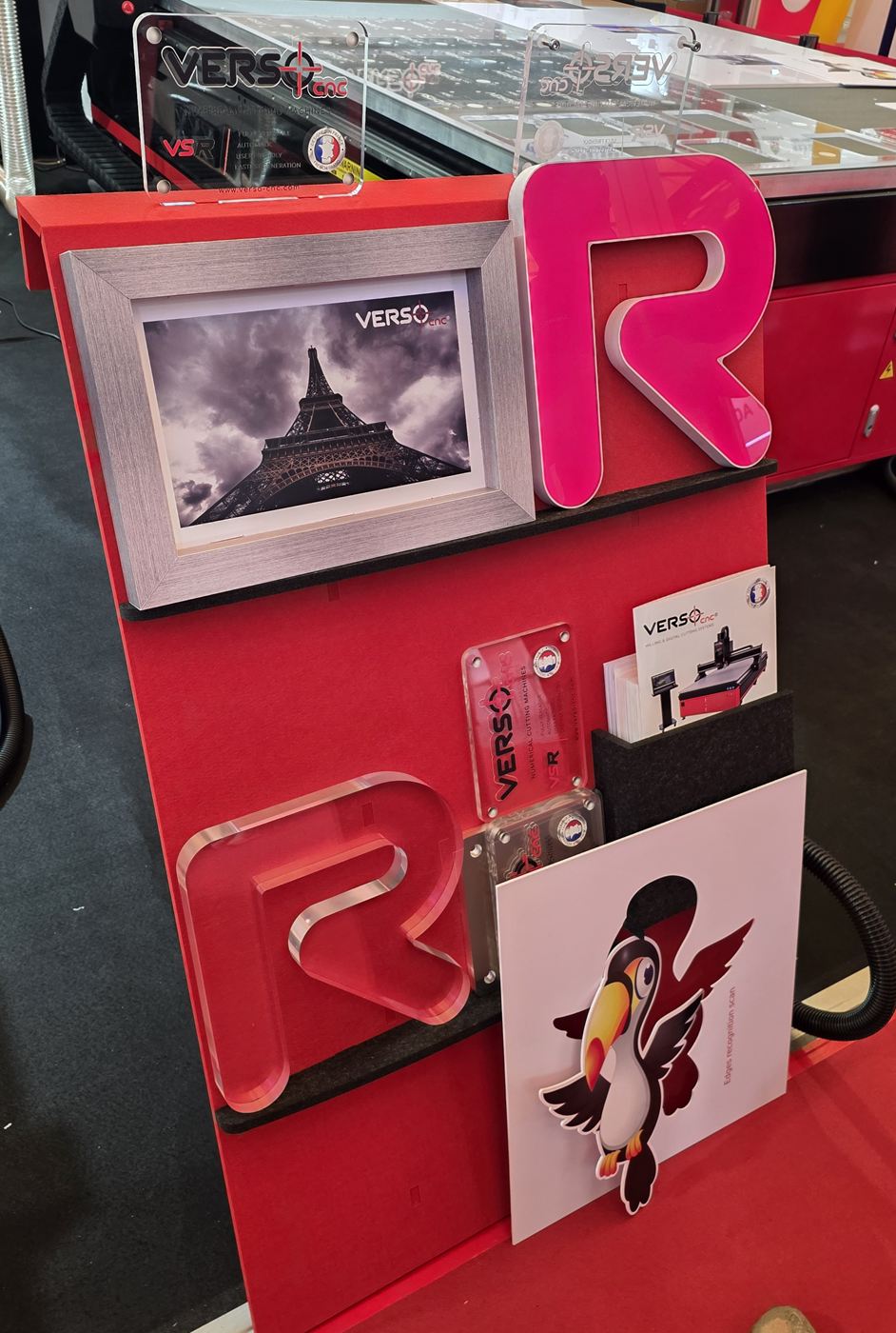 Acoustic felt display with a pink Bloc-LED channel letter, a PMMA letter, a Stadur frame and a printed expanded PVC figure, made on a VERSO VSR