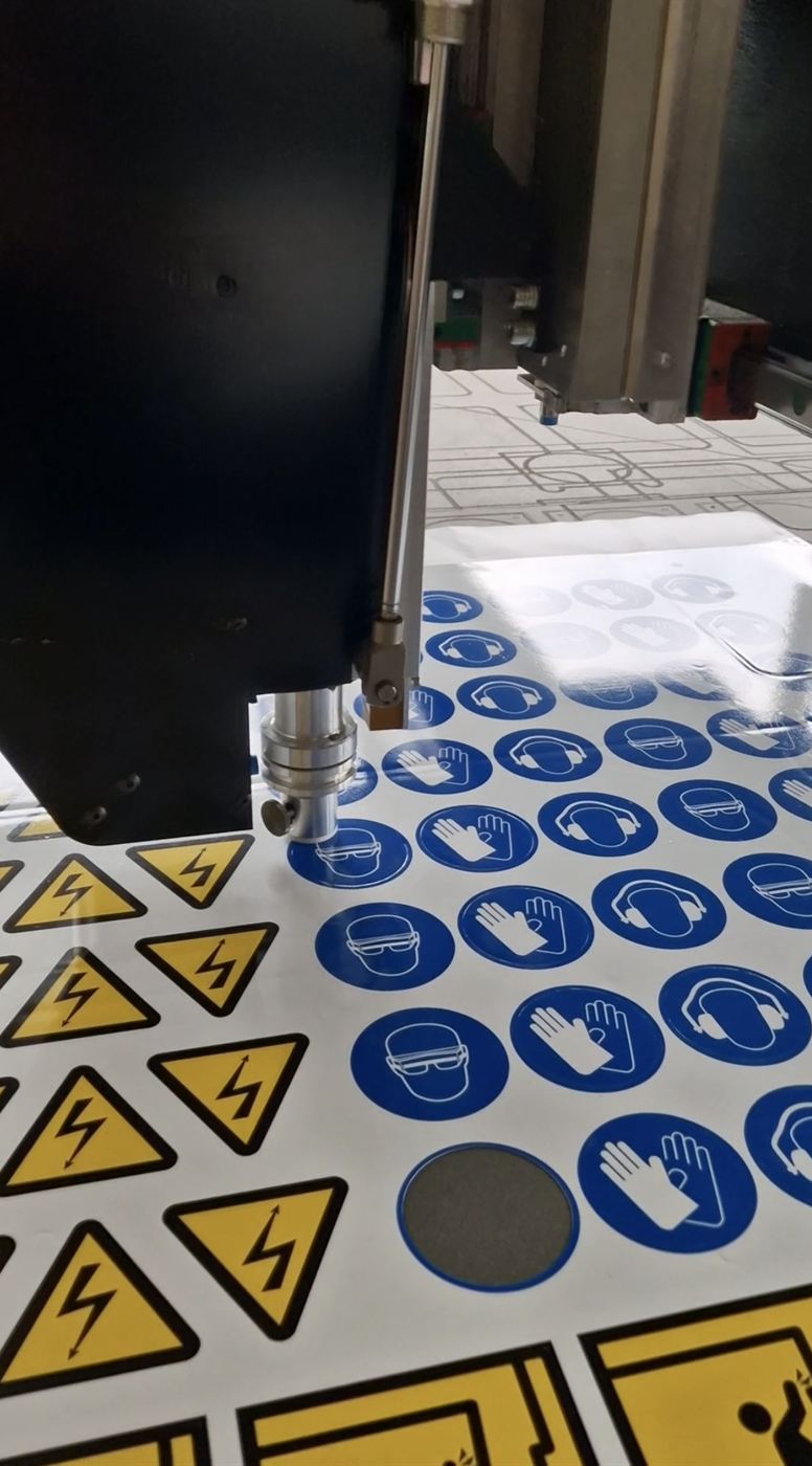Cutting adhesive vinyl safety signs with a tangential knife and pressure roller on a VERSO VSR