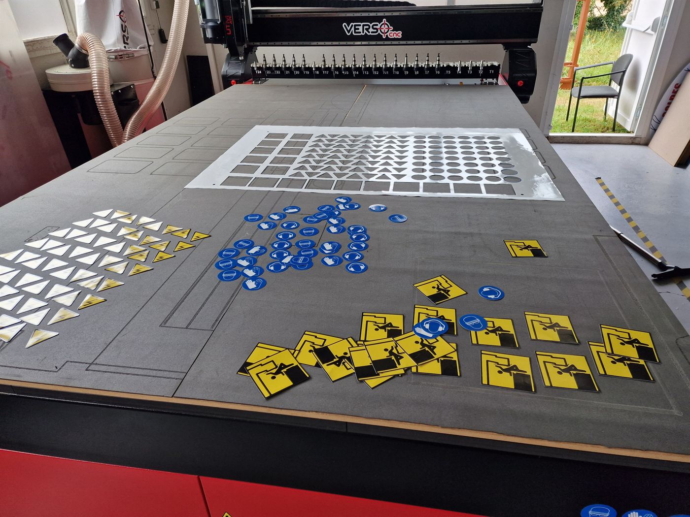 Adhesive vinyl safety signs cut on the table of a VERSO VSR